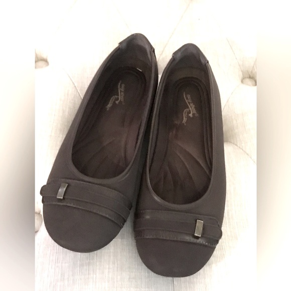 Easy Street Comfort Wave Brown Flats 7M Buckle Round Toe Faux Suede New NWOT - Picture 7 of 13